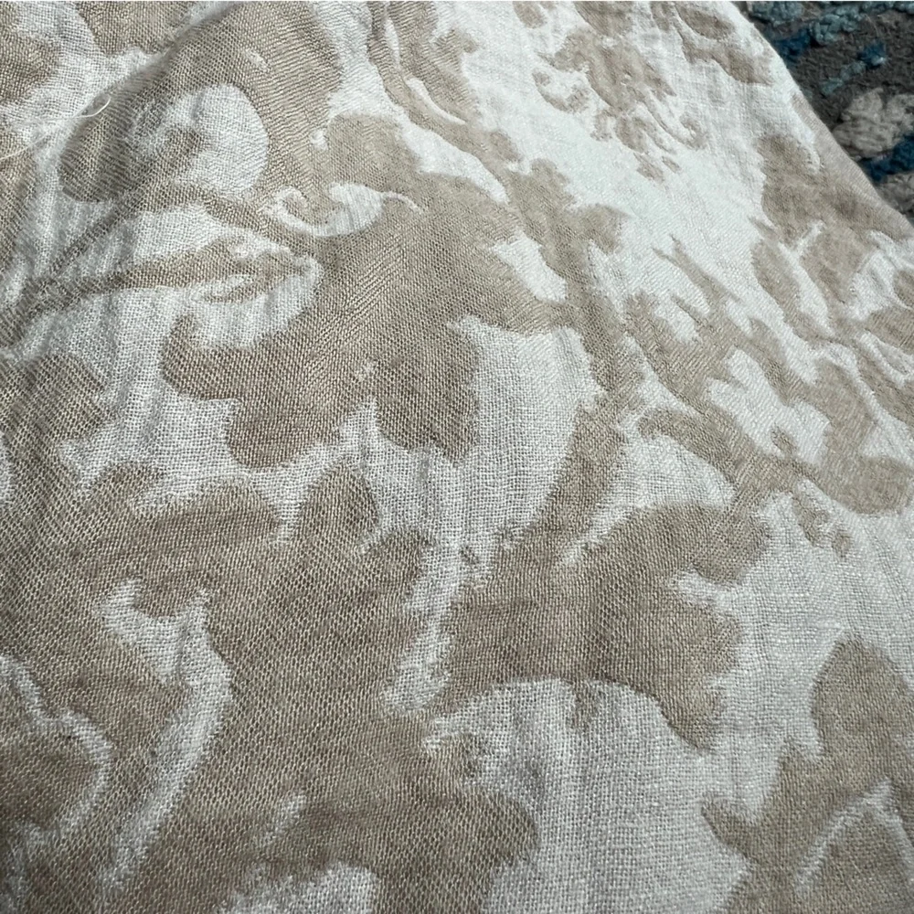 Pottery Barn Jacquard Medallion duvet cover in an ivory and flax pattern 102x89